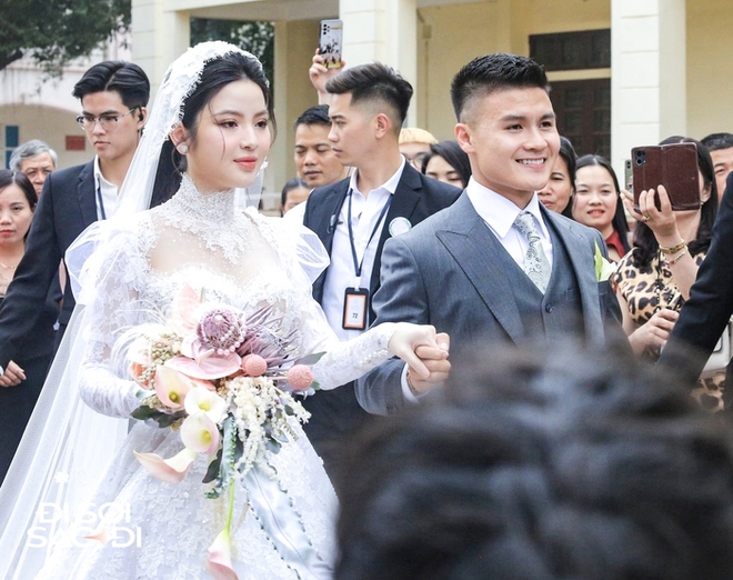 Quang Hải có hành động tinh tế với Chu Thanh Huyền ở đám cưới, lộ biểu cảm căng thẳng trước họ nhà gái-8