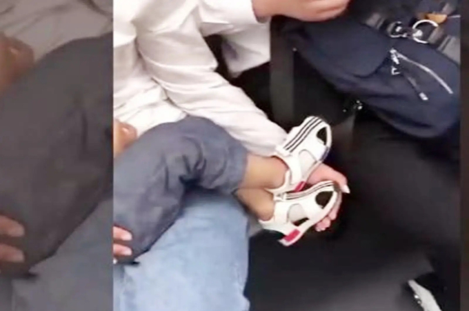 Trên cùng một toa tàu, 2 phong cách dạy con kinh điển được tái hiện: Giờ mới hiểu khác biệt của gia đình có giáo dục-3