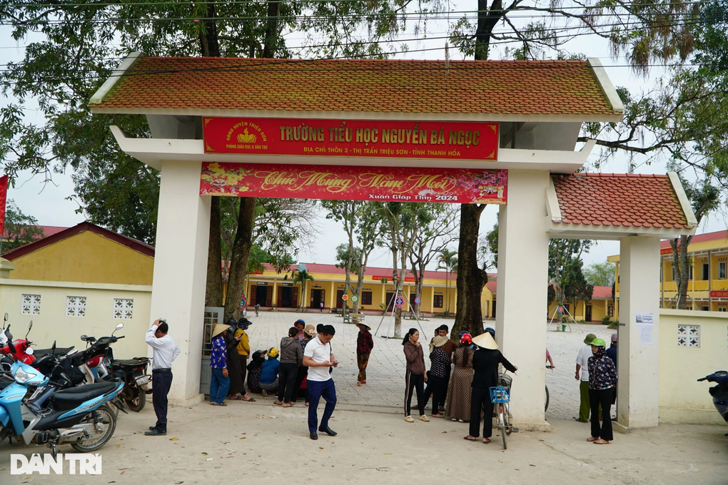 Vụ phản đối sáp nhập trường ở Thanh Hóa: Hơn 100 học sinh đi học trở lại-1