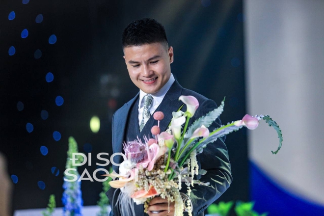Bó hoa Quang Hải cầm đi trao cho Chu Thanh Huyền trong ngày cưới: Ý nghĩa đặc biệt với ước mong hôn nhân không còn sóng gió-1