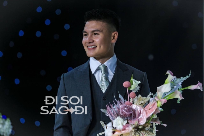 Bó hoa Quang Hải cầm đi trao cho Chu Thanh Huyền trong ngày cưới: Ý nghĩa đặc biệt với ước mong hôn nhân không còn sóng gió-2