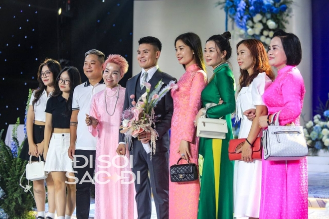 Bó hoa Quang Hải cầm đi trao cho Chu Thanh Huyền trong ngày cưới: Ý nghĩa đặc biệt với ước mong hôn nhân không còn sóng gió-4