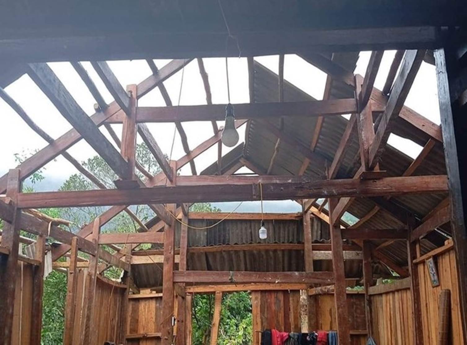 Mưa đá kèm dông lốc bất ngờ xuất hiện ở Yên Bái-9