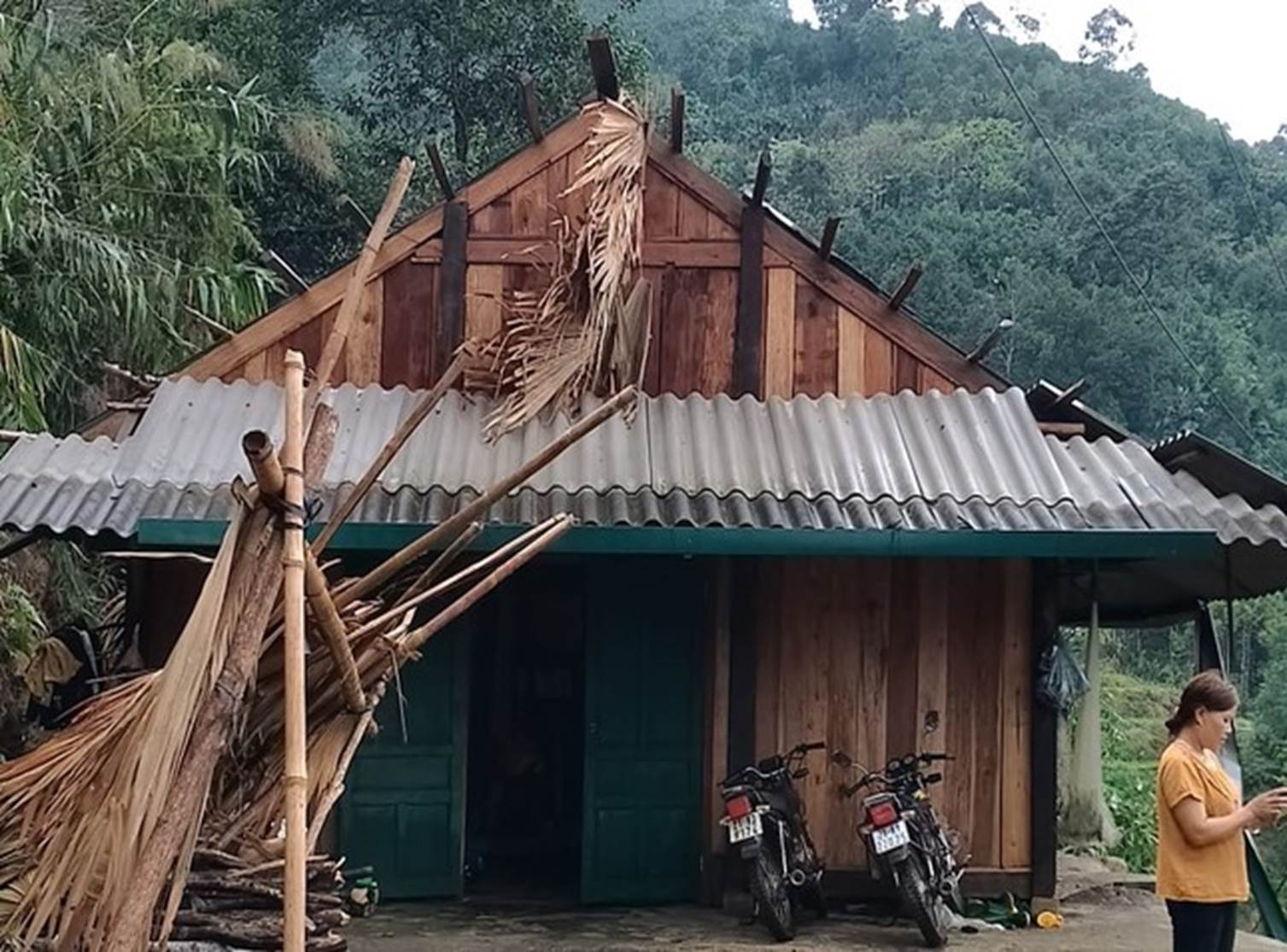 Mưa đá kèm dông lốc bất ngờ xuất hiện ở Yên Bái-6