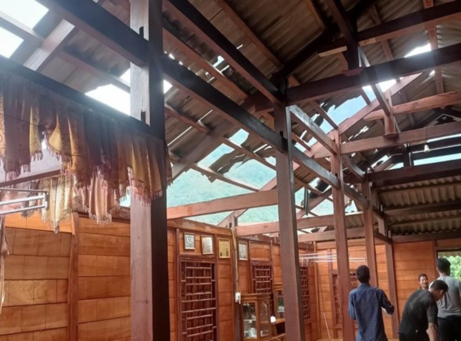 Mưa đá kèm dông lốc bất ngờ xuất hiện ở Yên Bái-8