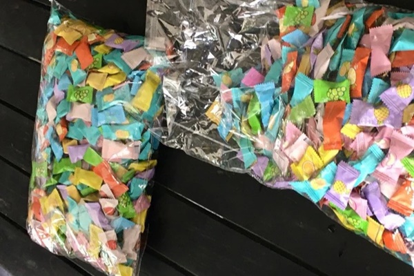 Ăn kẹo không rõ nguồn gốc trước cổng trường, 15 học sinh ở Quảng Ngãi bị ngộ độc-1