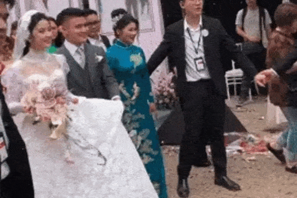 HLV Park Hang-seo dặn dò Quang Hải trong ngày cưới Chu Thanh Huyền, ông Troussier vắng mặt sau lùm xùm ngó lơ Hải con-4