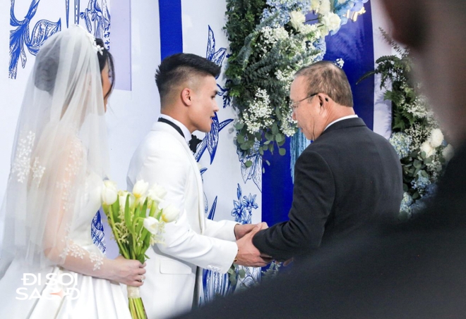 HLV Park Hang-seo dặn dò Quang Hải trong ngày cưới Chu Thanh Huyền, ông Troussier vắng mặt sau lùm xùm ngó lơ Hải con-2