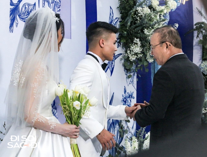 HLV Park Hang-seo dặn dò Quang Hải trong ngày cưới Chu Thanh Huyền, ông Troussier vắng mặt sau lùm xùm ngó lơ Hải con-3