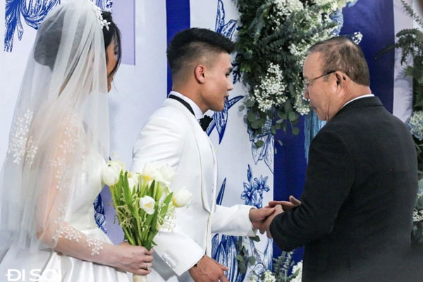 Anh trai Quang Hải bỗng viral trên MXH: Mặc đồ basic vẫn thu hút, visual sáng trưng không kém chú rể là bao-10