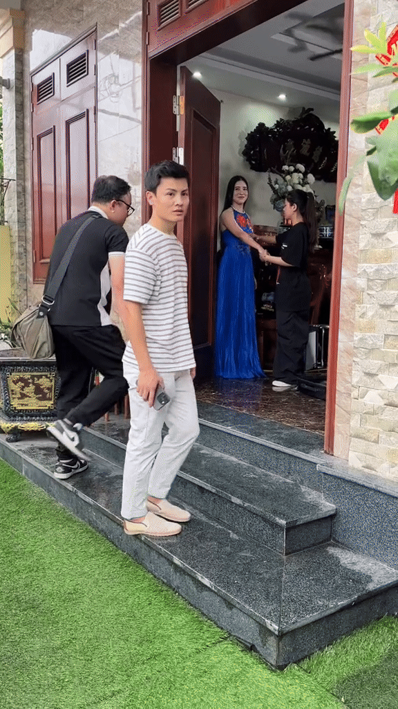 Anh trai Quang Hải bỗng viral trên MXH: Mặc đồ basic vẫn thu hút, visual sáng trưng không kém chú rể là bao-2