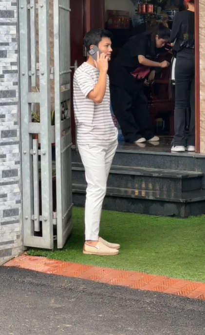 Anh trai Quang Hải bỗng viral trên MXH: Mặc đồ basic vẫn thu hút, visual sáng trưng không kém chú rể là bao-3