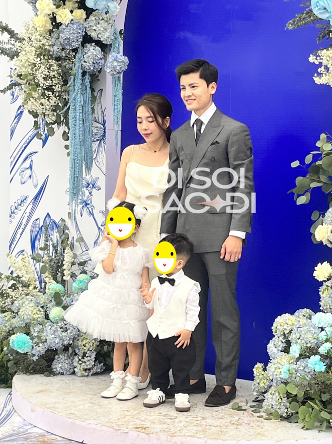 Anh trai Quang Hải bỗng viral trên MXH: Mặc đồ basic vẫn thu hút, visual sáng trưng không kém chú rể là bao-4