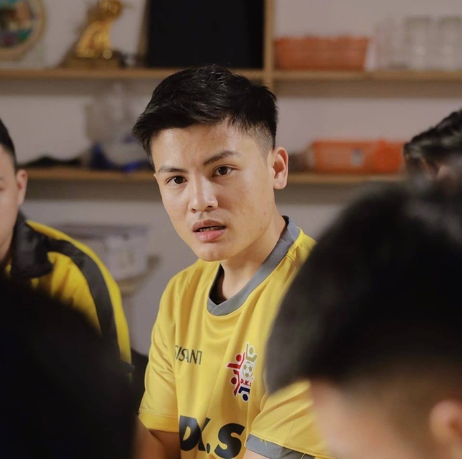 Anh trai Quang Hải bỗng viral trên MXH: Mặc đồ basic vẫn thu hút, visual sáng trưng không kém chú rể là bao-8