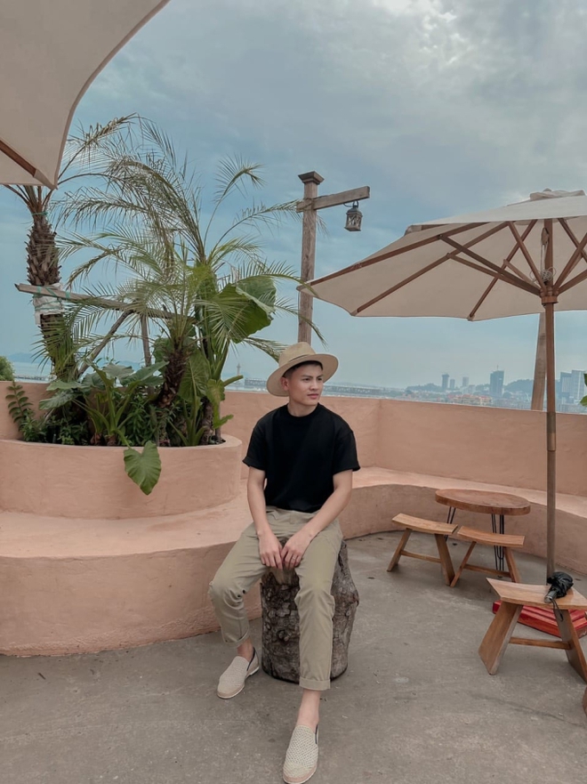 Anh trai Quang Hải bỗng viral trên MXH: Mặc đồ basic vẫn thu hút, visual sáng trưng không kém chú rể là bao-9