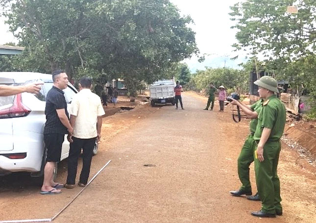 Người đàn ông bị bắt cóc lên ôtô đưa đi ký giấy nợ mua bán thiên thạch-1