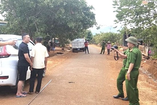 Người đàn ông bị bắt cóc lên ôtô đưa đi ký giấy nợ mua bán thiên thạch