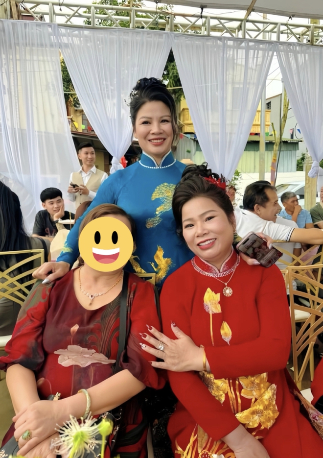 Mẹ vợ Quang Hải dập tan tin đồn kém vui ngày gả con gái qua 1 khoảnh khắc với bà thông gia phía dưới sân khấu-1
