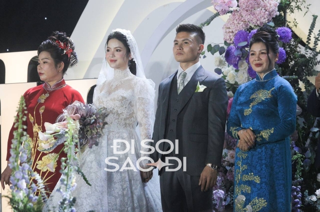 Mẹ vợ Quang Hải dập tan tin đồn kém vui ngày gả con gái qua 1 khoảnh khắc với bà thông gia phía dưới sân khấu-2