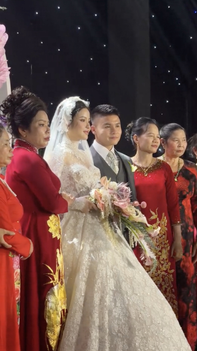 Mẹ vợ Quang Hải dập tan tin đồn kém vui ngày gả con gái qua 1 khoảnh khắc với bà thông gia phía dưới sân khấu-3