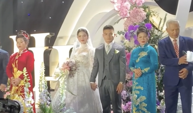 Mẹ vợ Quang Hải dập tan tin đồn kém vui ngày gả con gái qua 1 khoảnh khắc với bà thông gia phía dưới sân khấu-5