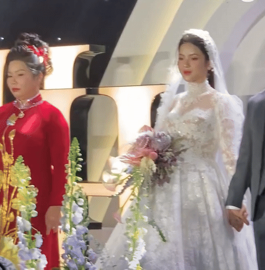 Mẹ vợ Quang Hải dập tan tin đồn kém vui ngày gả con gái qua 1 khoảnh khắc với bà thông gia phía dưới sân khấu-6