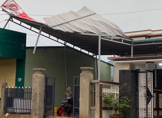 Lốc xoáy ở Quảng Trị giật bay hàng chục mái nhà-3
