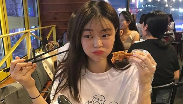 Cô gái rã rời vì tiêu chảy 30 lần một ngày, suýt mất mạng sau 1 bữa ăn, bác sĩ ngao ngán: biết nguy hiểm mà vẫn làm-2