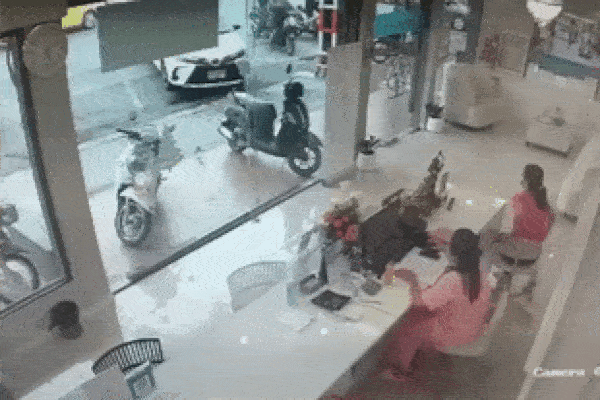 Khoảnh khắc ô tô mất kiểm soát đâm thẳng vào thẩm mỹ viện