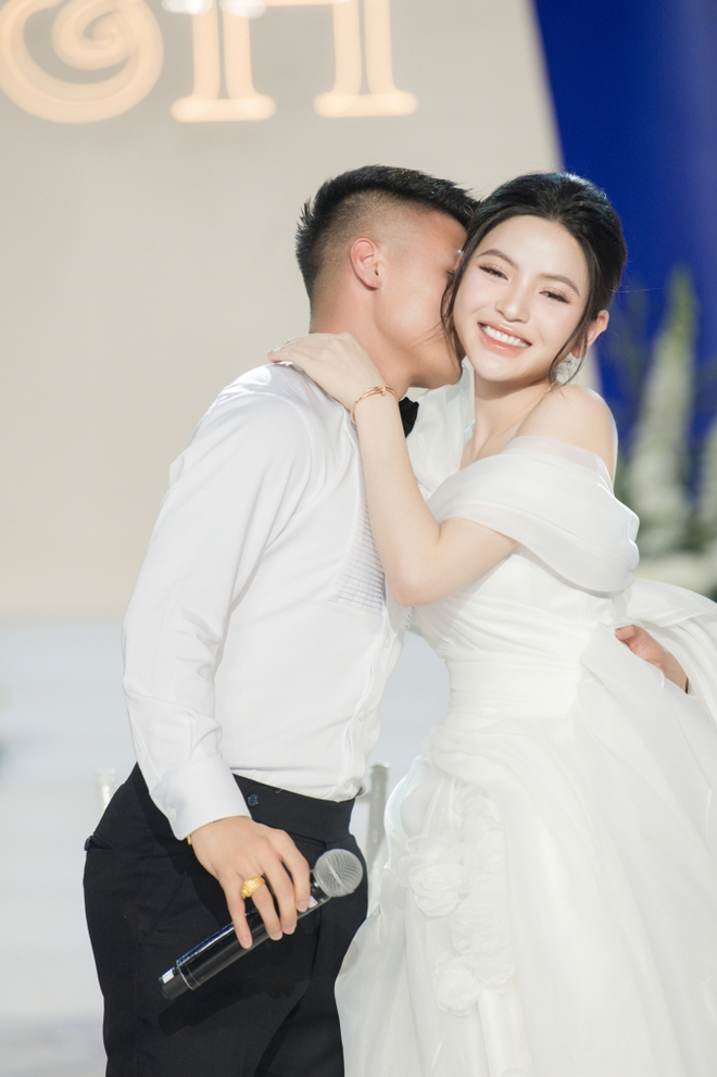 Ảnh nét căng Quang Hải thơm má Chu Thanh Huyền, khom lưng xỏ giày cho vợ rồi bất ngờ tỏ tình anh yêu em khép lại đám cưới-2