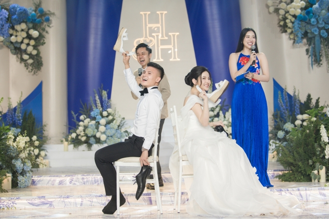 Ảnh nét căng Quang Hải thơm má Chu Thanh Huyền, khom lưng xỏ giày cho vợ rồi bất ngờ tỏ tình anh yêu em khép lại đám cưới-5
