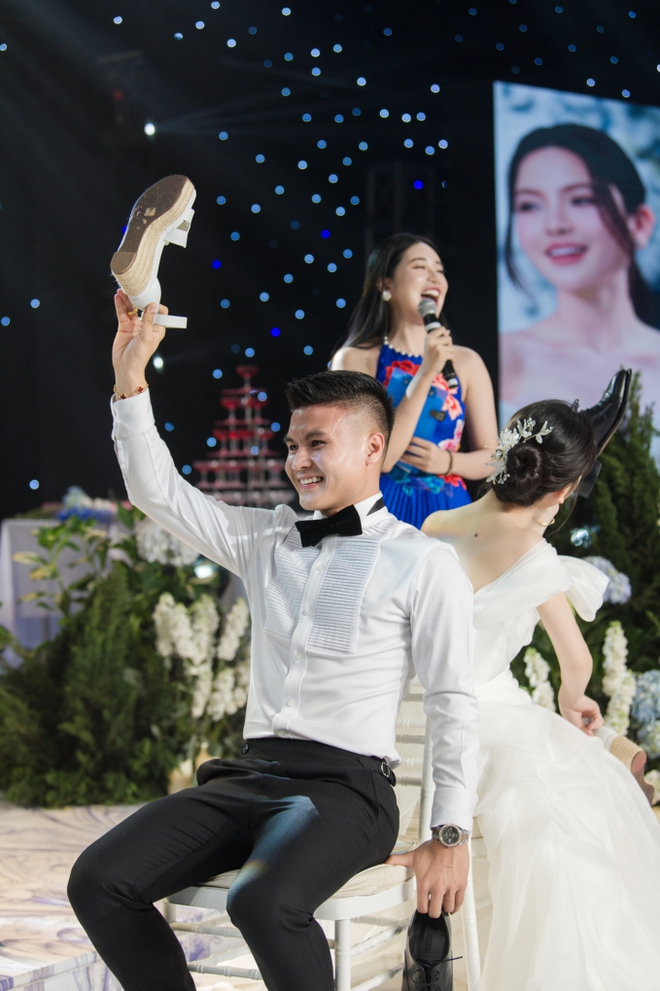 Ảnh nét căng Quang Hải thơm má Chu Thanh Huyền, khom lưng xỏ giày cho vợ rồi bất ngờ tỏ tình anh yêu em khép lại đám cưới-6