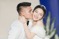 Ảnh nét căng Quang Hải thơm má Chu Thanh Huyền, khom lưng xỏ giày cho vợ rồi bất ngờ tỏ tình 'anh yêu em' khép lại đám cưới