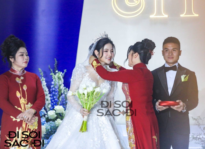 Mẹ Quang Hải trao 3 chiếc kiềng vàng cho Chu Thanh Huyền trong ngày cưới, hạnh phúc ôm chầm lấy con dâu-1