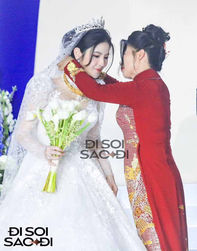 Mẹ Quang Hải trao 3 chiếc kiềng vàng cho Chu Thanh Huyền trong ngày cưới, hạnh phúc ôm chầm lấy con dâu-2