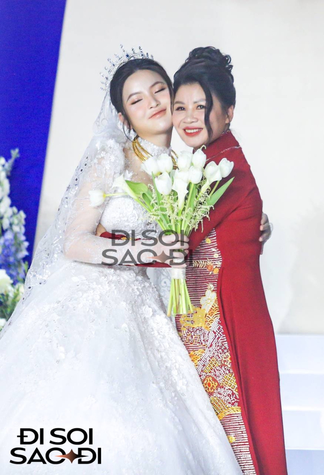 Mẹ Quang Hải trao 3 chiếc kiềng vàng cho Chu Thanh Huyền trong ngày cưới, hạnh phúc ôm chầm lấy con dâu-3