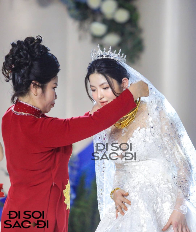 Mẹ Quang Hải trao 3 chiếc kiềng vàng cho Chu Thanh Huyền trong ngày cưới, hạnh phúc ôm chầm lấy con dâu-4