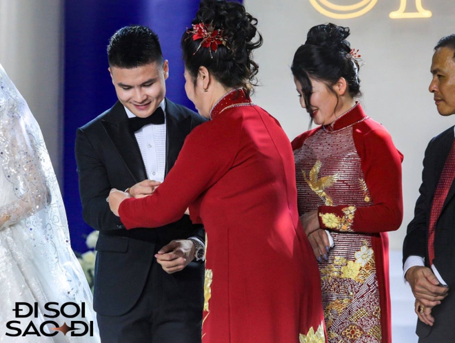 Mẹ Quang Hải trao 3 chiếc kiềng vàng cho Chu Thanh Huyền trong ngày cưới, hạnh phúc ôm chầm lấy con dâu-5