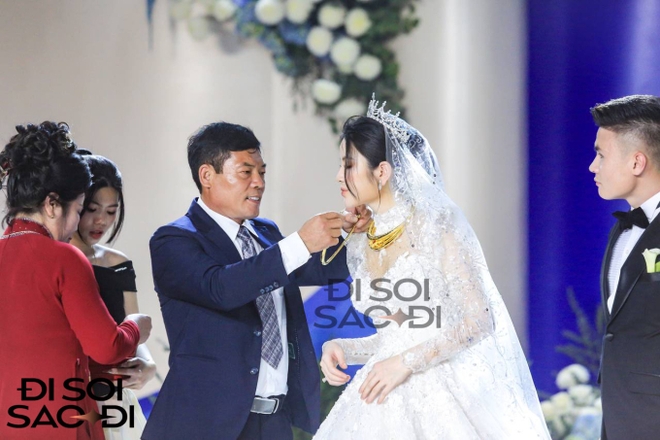 Mẹ Quang Hải trao 3 chiếc kiềng vàng cho Chu Thanh Huyền trong ngày cưới, hạnh phúc ôm chầm lấy con dâu-6