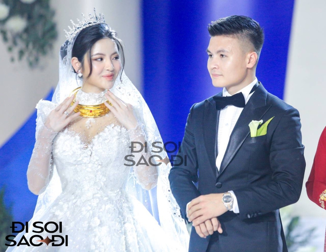 Mẹ Quang Hải trao 3 chiếc kiềng vàng cho Chu Thanh Huyền trong ngày cưới, hạnh phúc ôm chầm lấy con dâu-7