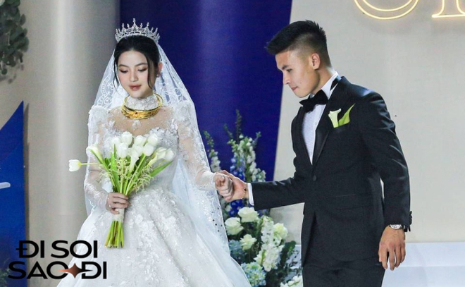 Mẹ Quang Hải trao 3 chiếc kiềng vàng cho Chu Thanh Huyền trong ngày cưới, hạnh phúc ôm chầm lấy con dâu-8