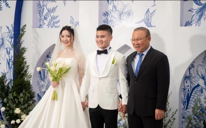 HLV Park Hang-seo quậy đục nước khi ăn cưới Quang Hải: Hết gọi Văn Hậu là thằng nhóc lớn đầu cần vợ chăm đến dí Duy Mạnh đi muộn-3