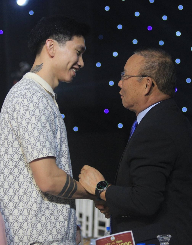 HLV Park Hang-seo quậy đục nước khi ăn cưới Quang Hải: Hết gọi Văn Hậu là thằng nhóc lớn đầu cần vợ chăm đến dí Duy Mạnh đi muộn-6