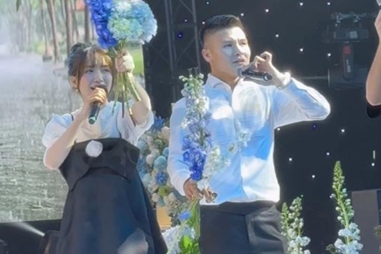 Hoà Minzy có hành động ghi điểm khi song ca với Quang Hải, không