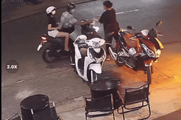 Nữ nhân viên bị tạt ly trà sữa có ớt vào mặt, nguyên nhân bất ngờ