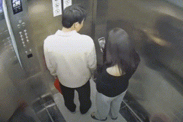 Khoảnh khắc người phụ nữ rơi điện thoại vào khe hở thang máy đầy tiếc nuối