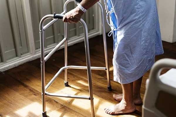 Con gái lạnh lùng từ mặt mẹ già bị ung thư đến mức kiện nhau ra tòa-1