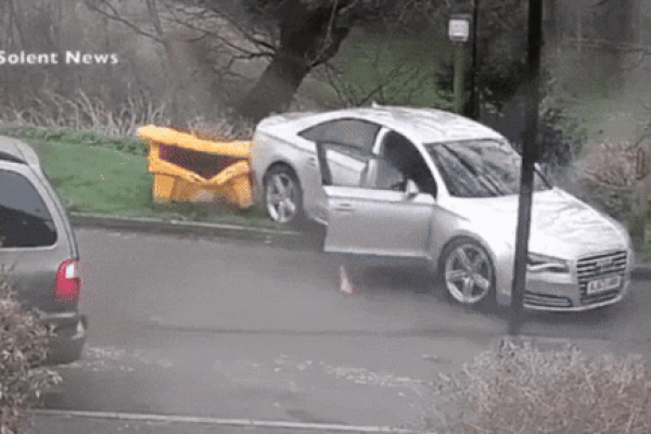 Clip: Người đàn ông rơi xuống đường, bị chính ô tô của mình cán trúng