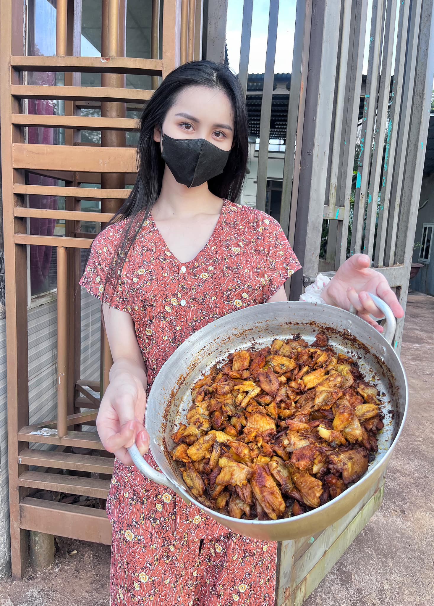 Á hậu chuyển giới có gương mặt vạn người mê: Từ bỏ hào quang về quê bán bún cá, vất vả mà yên vui-6