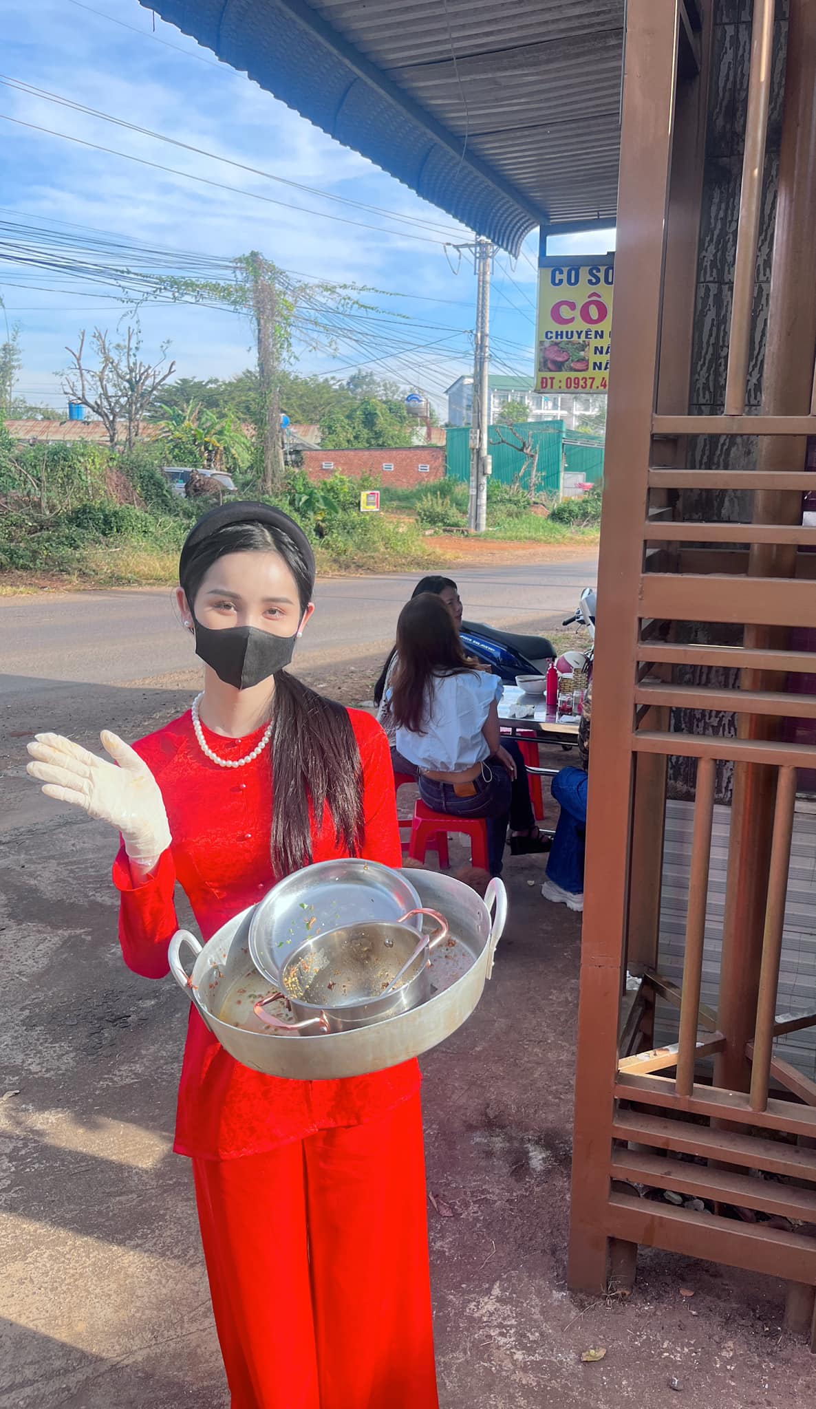 Á hậu chuyển giới có gương mặt vạn người mê: Từ bỏ hào quang về quê bán bún cá, vất vả mà yên vui-8